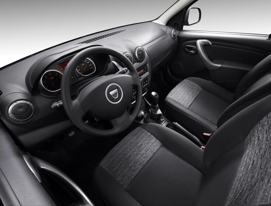 Интерьер Dacia Duster 2010 года  (фото 14 из 66)
